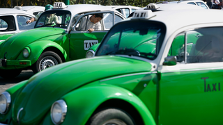 Taxistas protestan contra Uber en México por competencia desleal